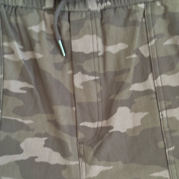 Athleta Camo Farallon Shorts Size Women’s 26 NWT - Picture 8 of 13
